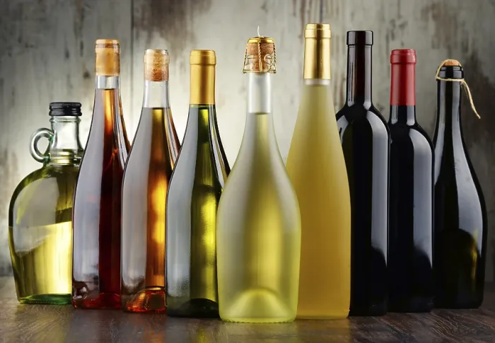 Impresión enmarcada : Composición con botellas de vino variadas.