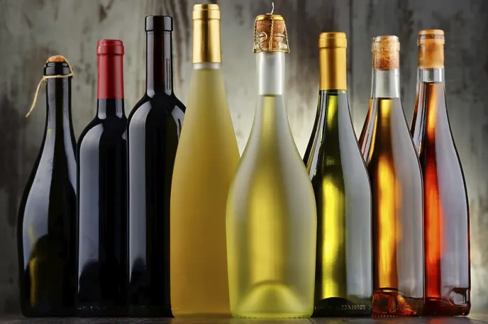 Impresión enmarcada : Composición con botellas de vino variadas.