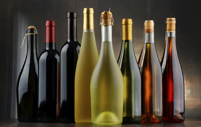 Impresión enmarcada : Composición con botellas de vino variadas.