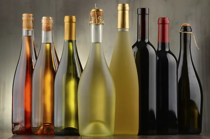 Impresión enmarcada : 'Composición con botellas de vino assorted'. Impresión enmarcada : 'Composición con botellas de vino assorted'.