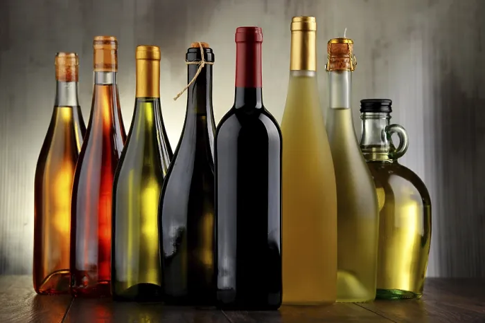 Impresión enmarcada : Composición con botellas de vino variadas.