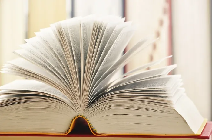 Impresión enmarcada : Composición con libros sobre la mesa.