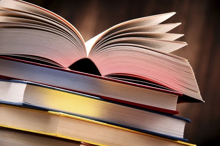 Impresión enmarcada : Composición con libros en la mesa.