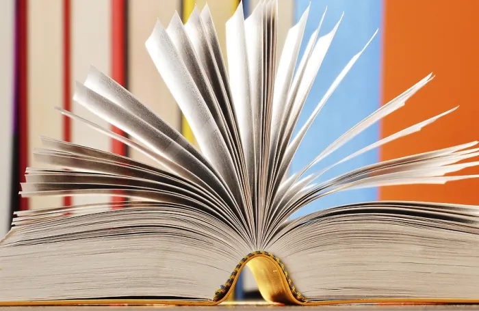 Impresión enmarcada : Composición con libros sobre la mesa. Impresión enmarcada : Composición con libros sobre la mesa.