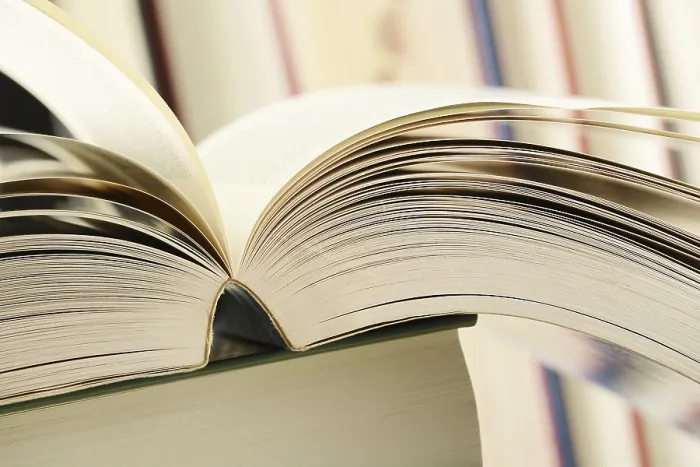 Impresión enmarcada : Composición con libros sobre la mesa.