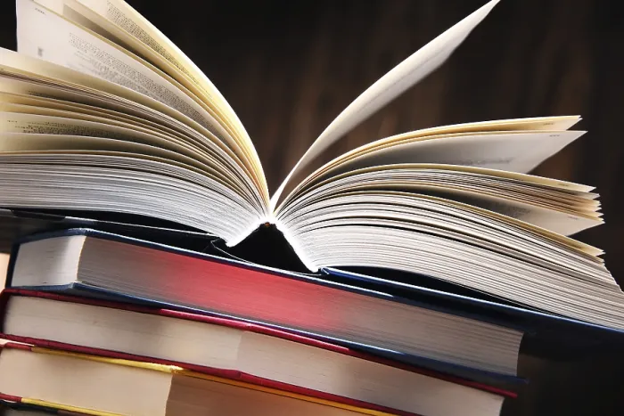 Impresión enmarcada : Composición con libros sobre la mesa.