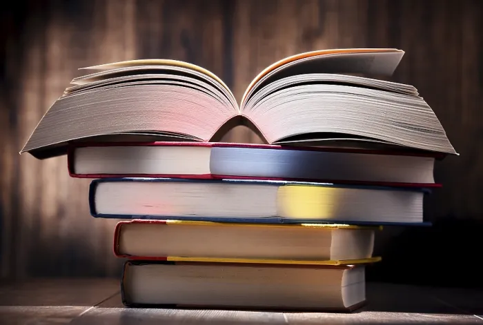 Impresión enmarcada : Composición con libros en la mesa.