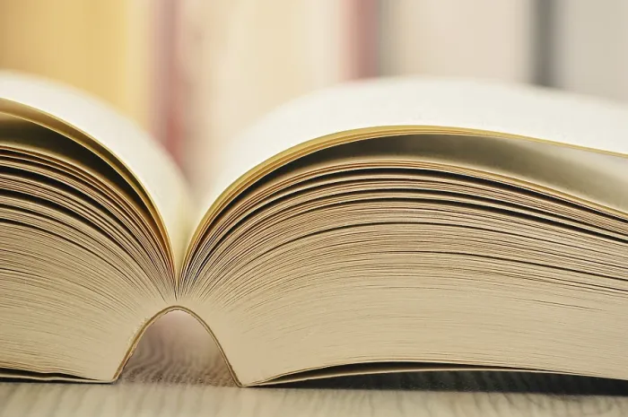Impresión enmarcada : Composición con libros sobre la mesa. Impresión enmarcada : Composición con libros sobre la mesa.