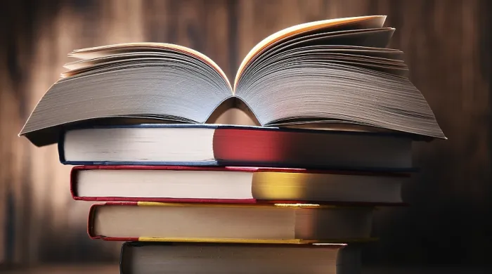Impresión enmarcada : Composición con libros sobre la mesa. Impresión enmarcada : Composición con libros sobre la mesa.