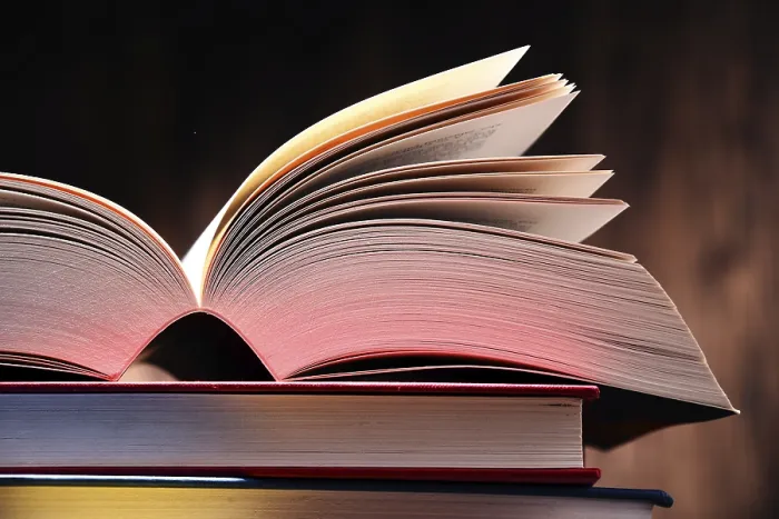 Impresión enmarcada : Composición con libros en la mesa.