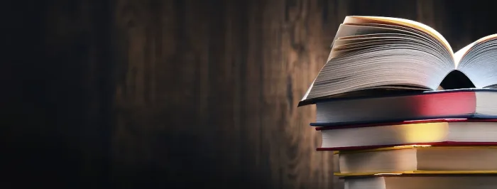 Impresión enmarcada : Composición con libros en la mesa.