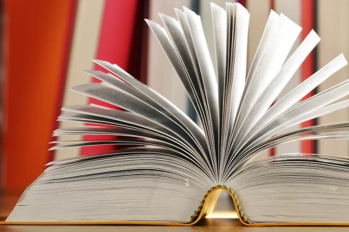 Impresión enmarcada : Composición con libros sobre la mesa.