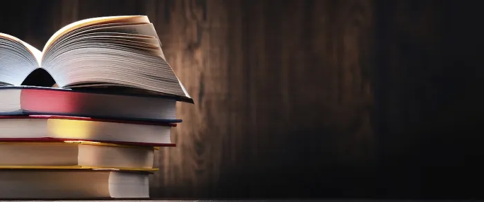 Impresión enmarcada : Composición con libros sobre la mesa. Impresión enmarcada : Composición con libros sobre la mesa.