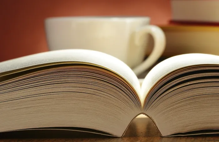 Impresión enmarcada : Composición con libros sobre la mesa. Impresión enmarcada : Composición con libros sobre la mesa.