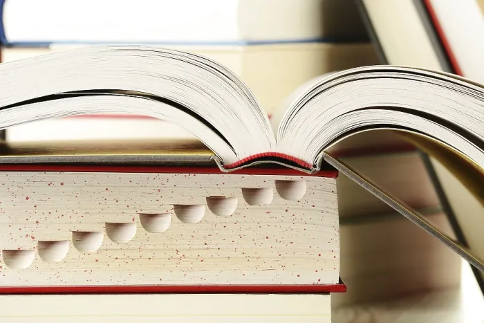 Impresión enmarcada : Composición con libros sobre la mesa.