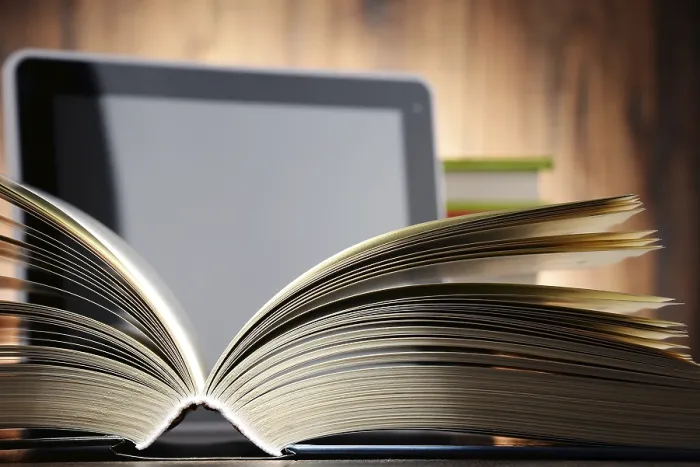 Impresión enmarcada : Composición con libros y tableta informática.