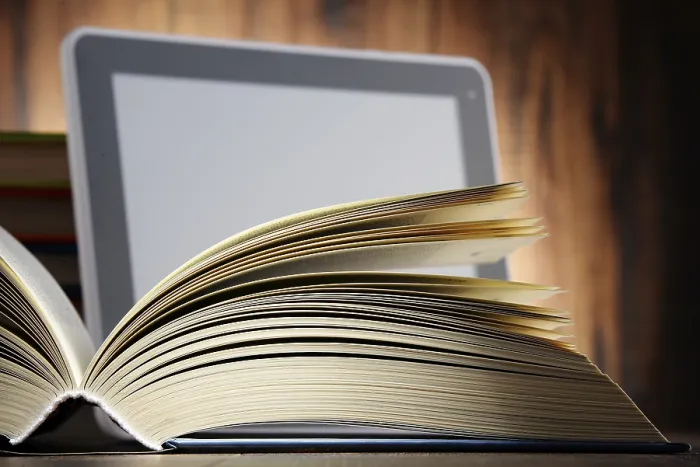 Impresión enmarcada : Composición con libros y tableta informática.