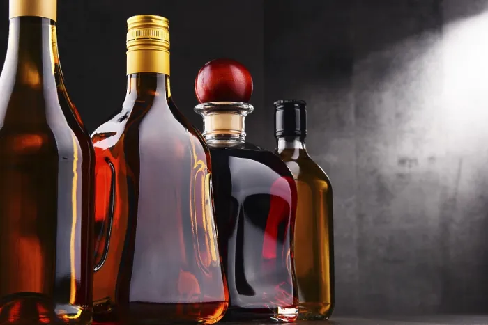 Impresión enmarcada : Composición con botellas de bebidas alcohólicas variadas.