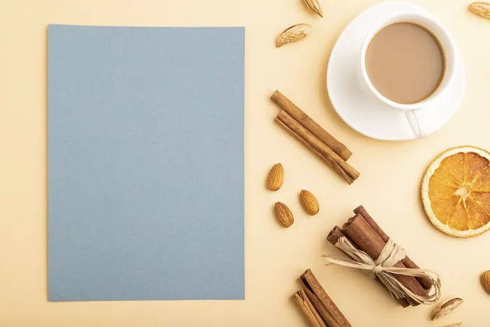 Impresión enmarcada : Composición con hoja de papel gris.