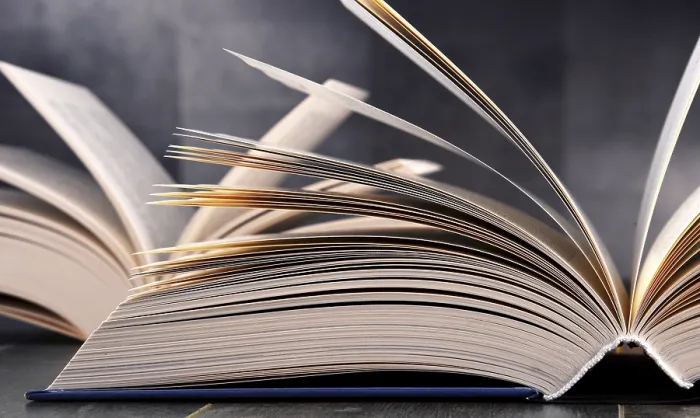 Impresión enmarcada : Composición con libro abierto sobre la mesa.
