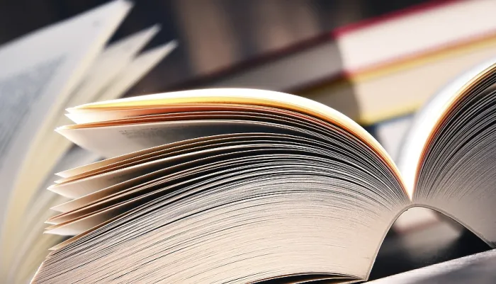 Impresión enmarcada : Composición con libro abierto sobre la mesa.