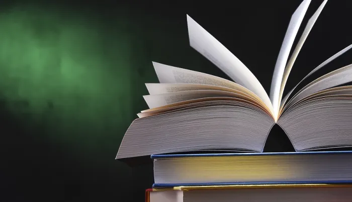 Impresión enmarcada : Composición con libro abierto sobre la mesa.