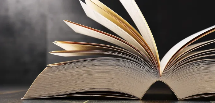 Impresión enmarcada : Composición con libro abierto sobre la mesa.