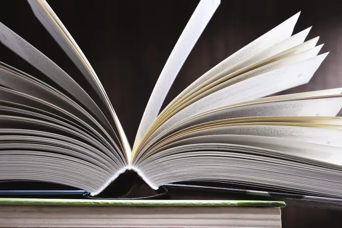 Impresión enmarcada : Composición con libro abierto sobre la mesa.