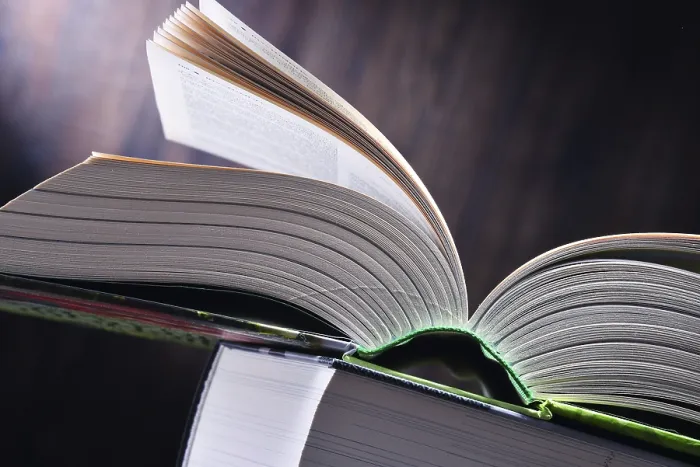 Impresión enmarcada : Composición con libro abierto sobre la mesa.