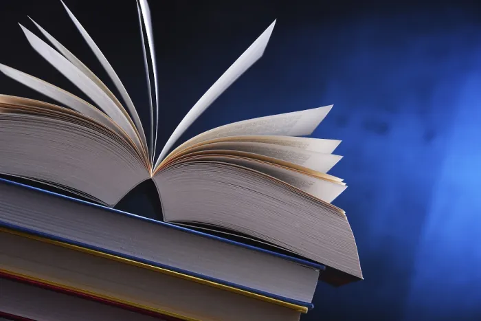 Impresión enmarcada : Composición con libro abierto sobre la mesa.