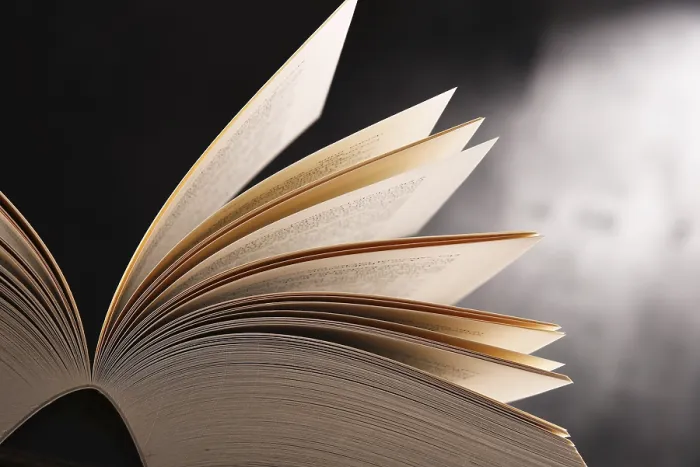 Impresión enmarcada : Composición con libro abierto sobre la mesa.
