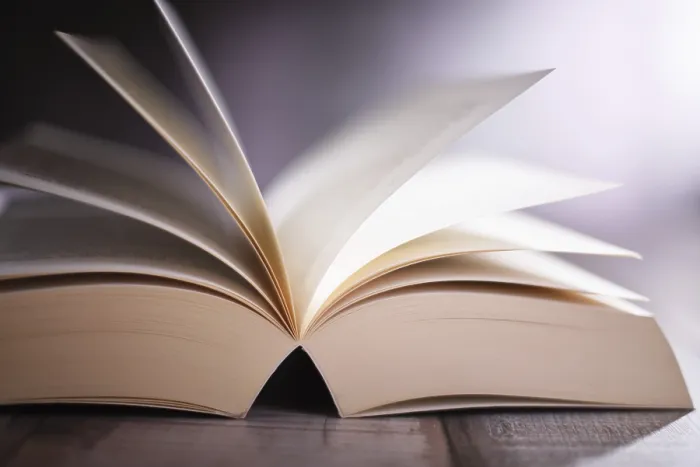Impresión enmarcada : Composición con libro abierto sobre la mesa.