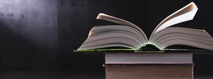 Impresión enmarcada : Composición con libro abierto sobre la mesa. Impresión enmarcada : Composición con libro abierto sobre la mesa.