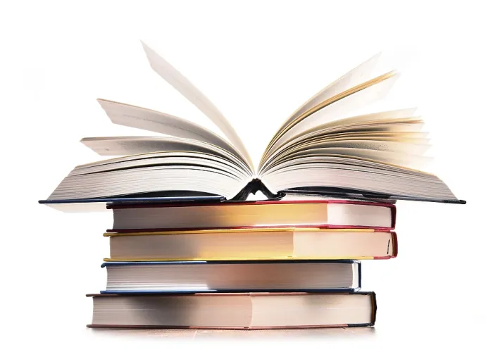 Impresión enmarcada : Composición con pila de libros aislada sobre blanco.