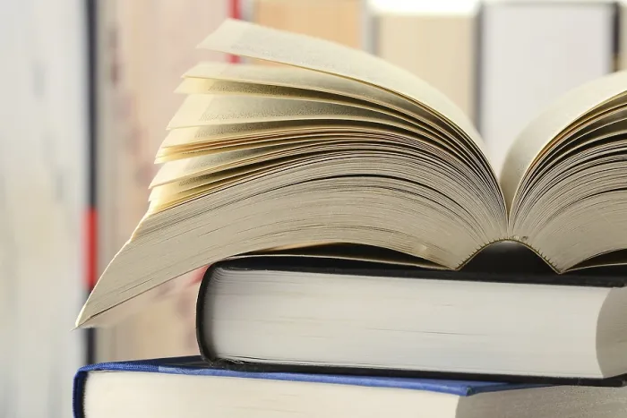 Impresión enmarcada : Composición con pila de libros sobre la mesa.