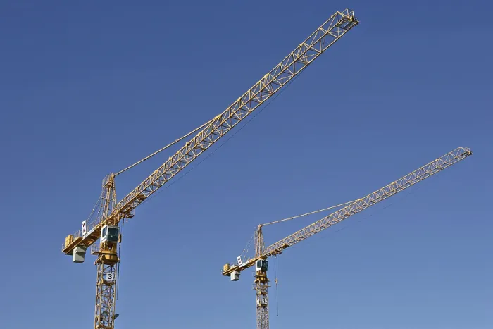 Impresión enmarcada : Dos grúas de construcción. Impresión enmarcada : Dos grúas de construcción.