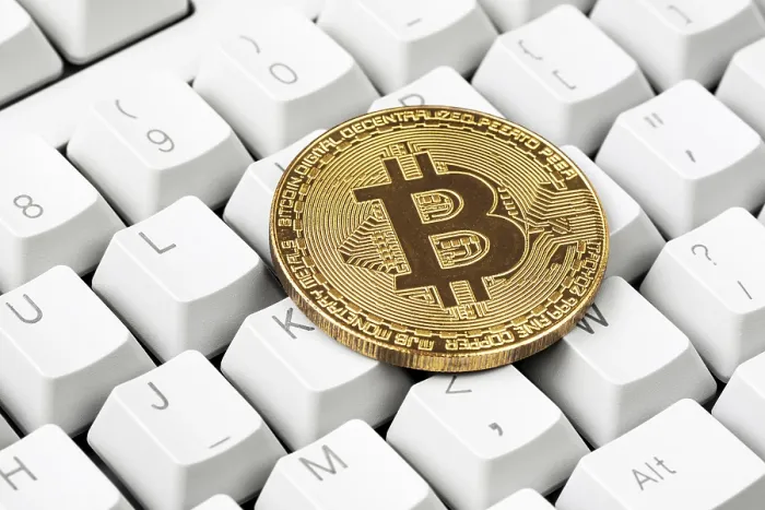 Impresión enmarcada : La criptomoneda en teclado de computadora. Impresión enmarcada : La criptomoneda en teclado de computadora.