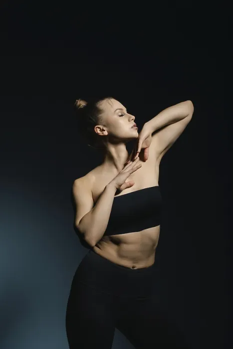 Impresión enmarcada : Un bailarín ejecuta una pose elegante. Impresión enmarcada : Un bailarín ejecuta una pose elegante.