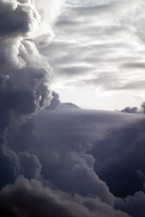 Impresión enmarcada : Nubes oscuras. Impresión enmarcada : Nubes oscuras.