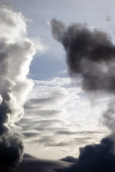 Impresión enmarcada : Nubes oscuras. Impresión enmarcada : Nubes oscuras.