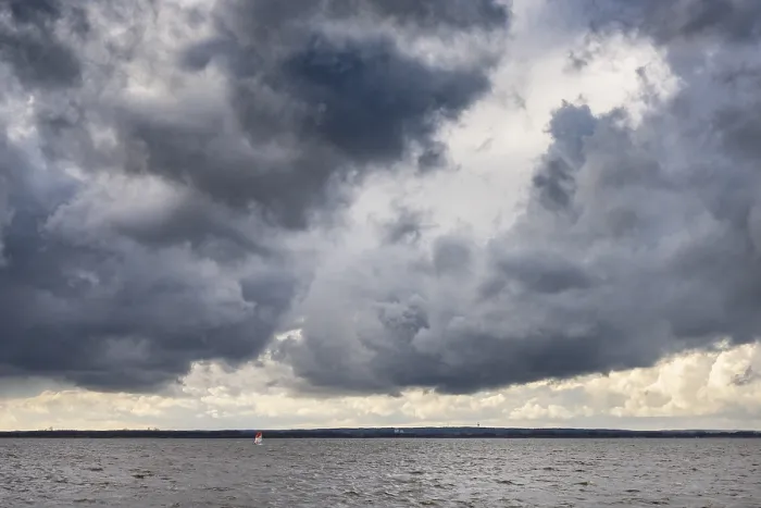 Impresión enmarcada : Nubes oscuras sobre el lago Dummer. Impresión enmarcada : Nubes oscuras sobre el lago Dummer.