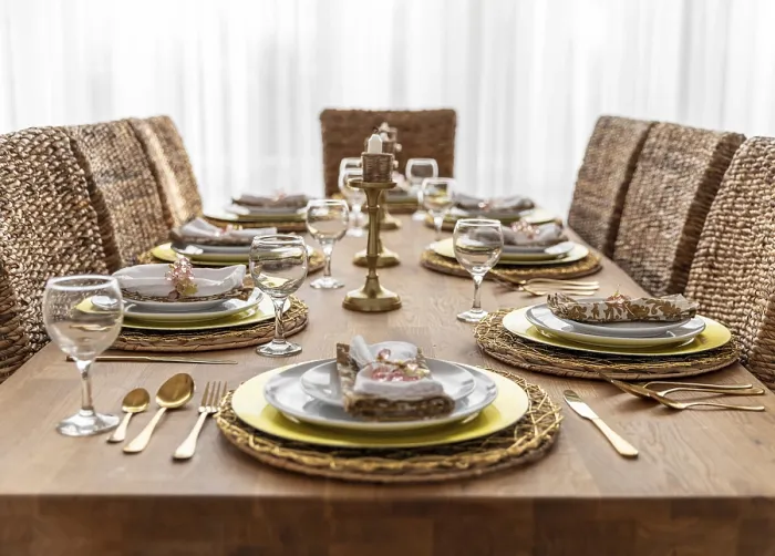 Impresión enmarcada : Mesa de comedor con platos. Impresión enmarcada : Mesa de comedor con platos.