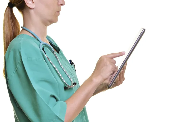 Impresión enmarcada : El médico utilizando una tableta informática, corte.