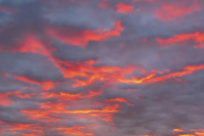 Impresión enmarcada : Atmósfera de nubes dramática, cielo rojo con nubes.