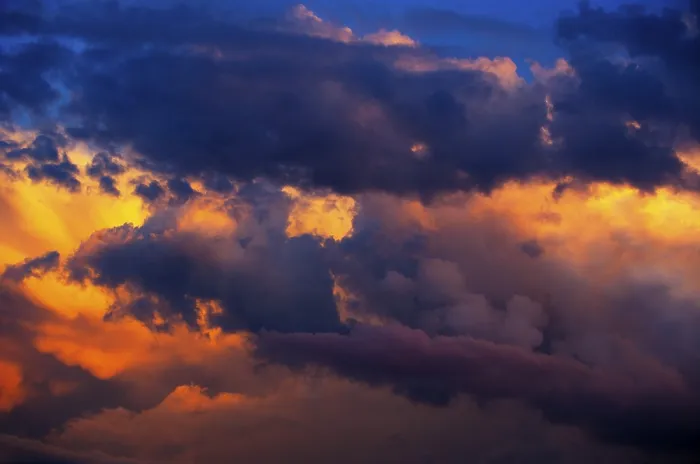 Impresión enmarcada : Atmósfera de nubes dramática, cielo rojo con nubes.