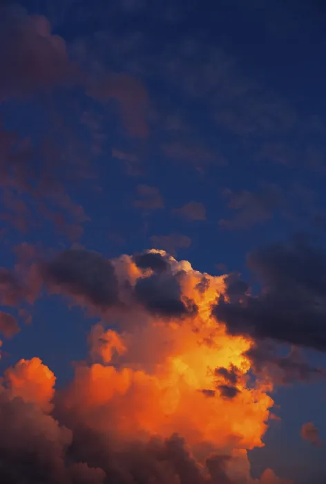Impresión enmarcada : Atmósfera de nubes dramática, cielo rojo con nubes.