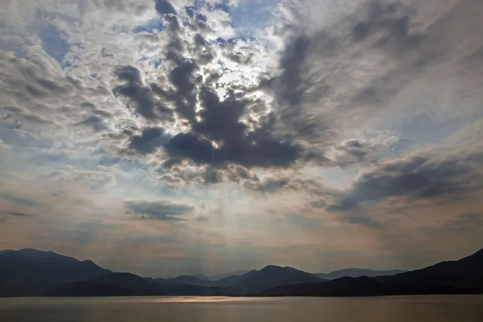 Impresión enmarcada : Formación de nubes dramática, rayos de sol detrás de nubes oscuras. Impresión enmarcada : Formación de nubes dramática, rayos de sol detrás de nubes oscuras.