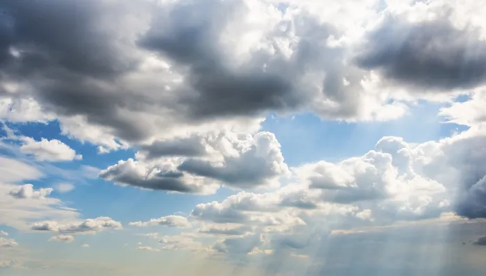 Impresión enmarcada : Nubes dramáticas y cielo azul.