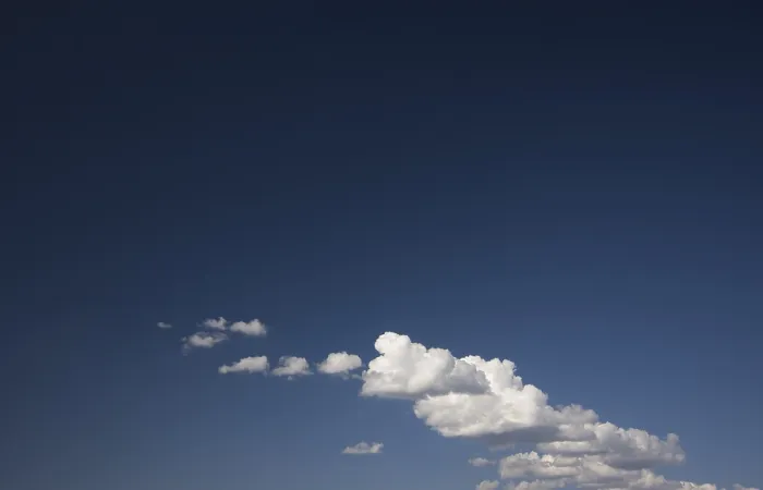 Impresión enmarcada : Nubes dramáticas en un cielo azul profundo. Impresión enmarcada : Nubes dramáticas en un cielo azul profundo.
