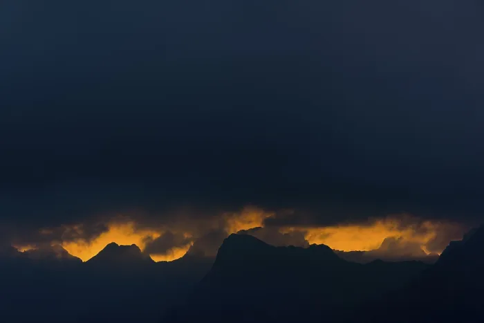 Impresión enmarcada : Nubes dramáticas sobre las montañas de Lechtal. Impresión enmarcada : Nubes dramáticas sobre las montañas de Lechtal.